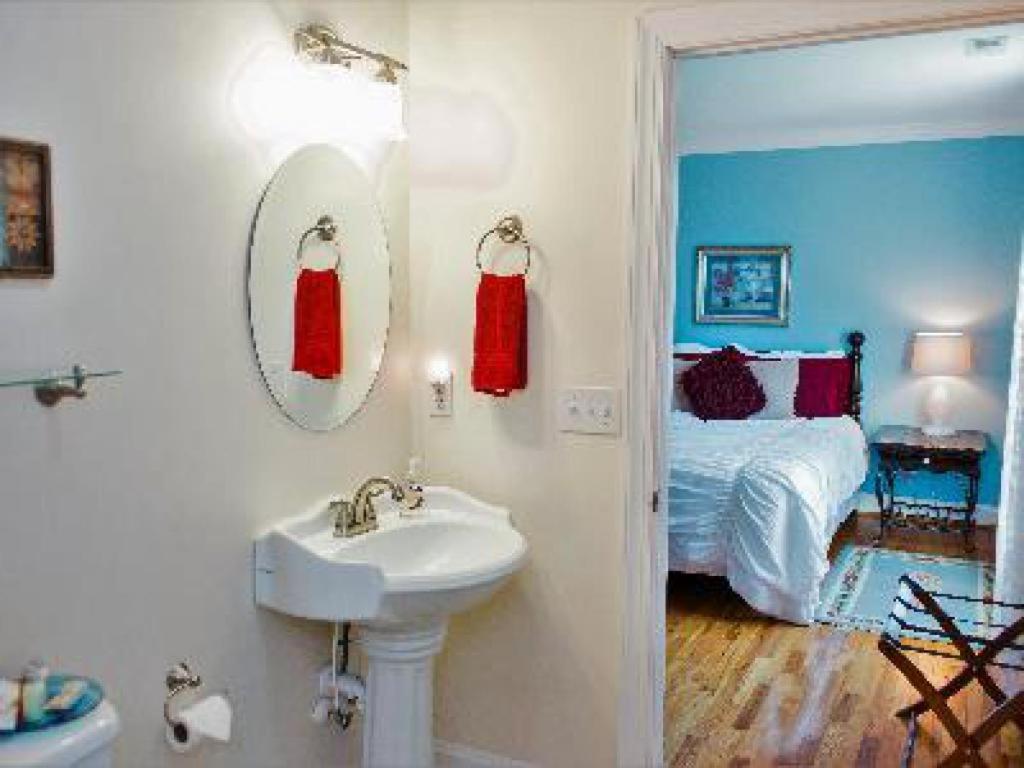 A Mighty Oak B&B Pilot Mountain Room photo